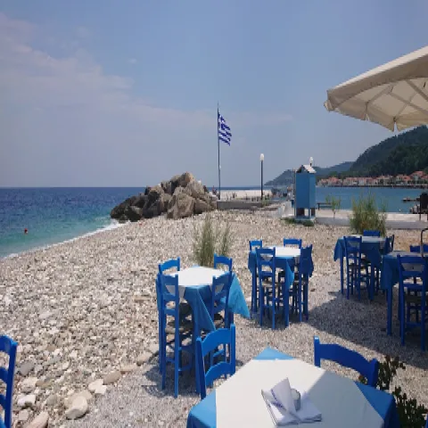Strand Agios Konstantinos auf Samos mit Kiesküste und klarem blauem Wasser
