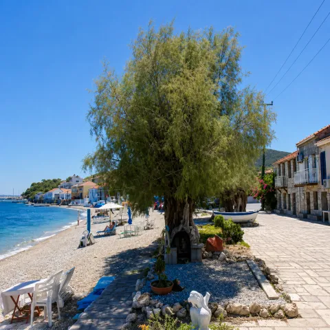 Ireon-strand op Samos met kiezels, zandige delen en helder rustig water
