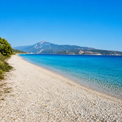 Strand Mykali op Samos met fijne kiezels en uitzicht op Klein-Azië