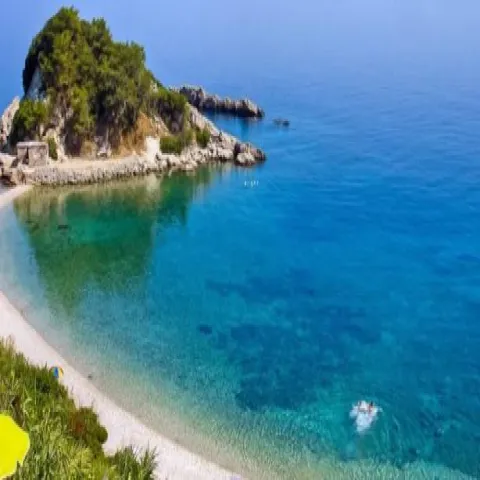 Strand Svala auf Samos mit großen Kieseln und klarem blauem Wasser an der Nordküste