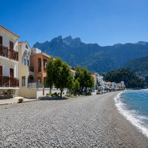 Spiaggia di Kokkari–Tarsanas a Samo con costa di ciottoli e acque azzurre e limpide