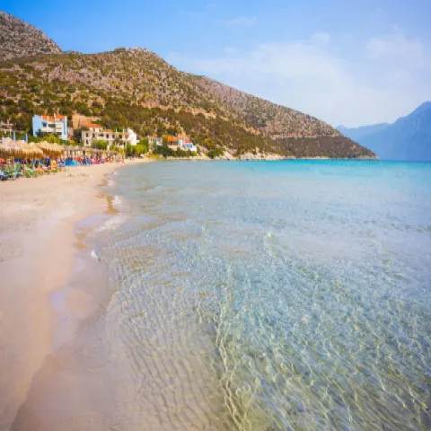 Spiaggia Psili Ammos a Samo con sabbia dorata e acque turchesi poco profonde