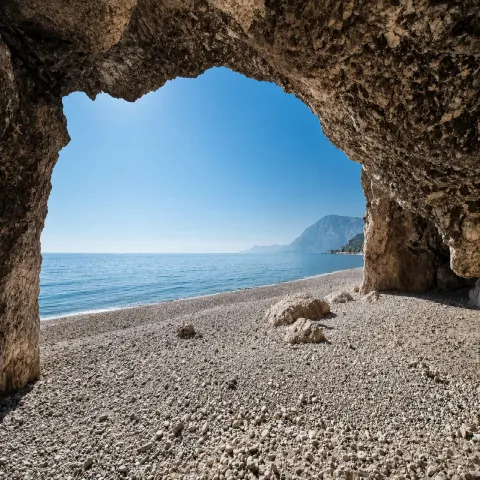 Het grote kiezelstrand Balos bij Ormos Koumeikon in het zuidwesten van Samos met helder turquoise water