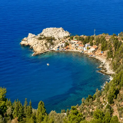 Il cantiere tradizionale di Agios Isidoros con scafi in legno vicino al mare