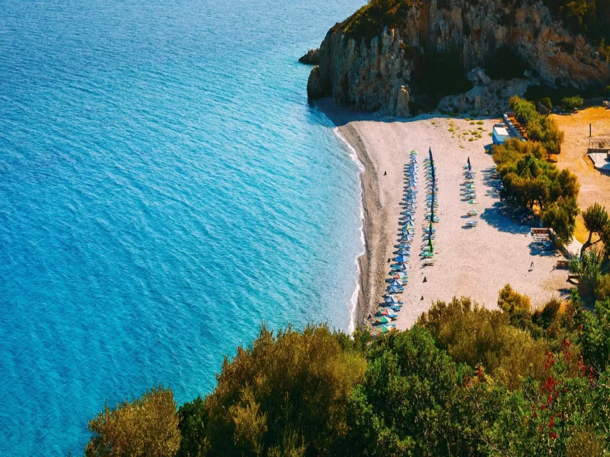 Παραλία Καλαδάκια στη Σάμο με σμαραγδένια νερά και βραχώδη ομορφιά