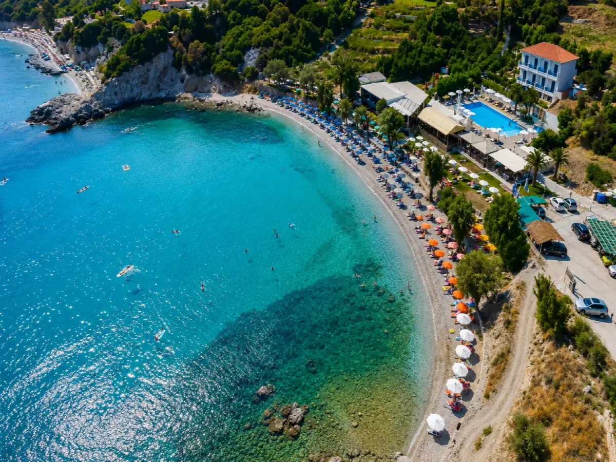 Παραλία Γλυκόριζα στο Πυθαγόρειο Σάμου με ήρεμα νερά, μικρά βότσαλα
