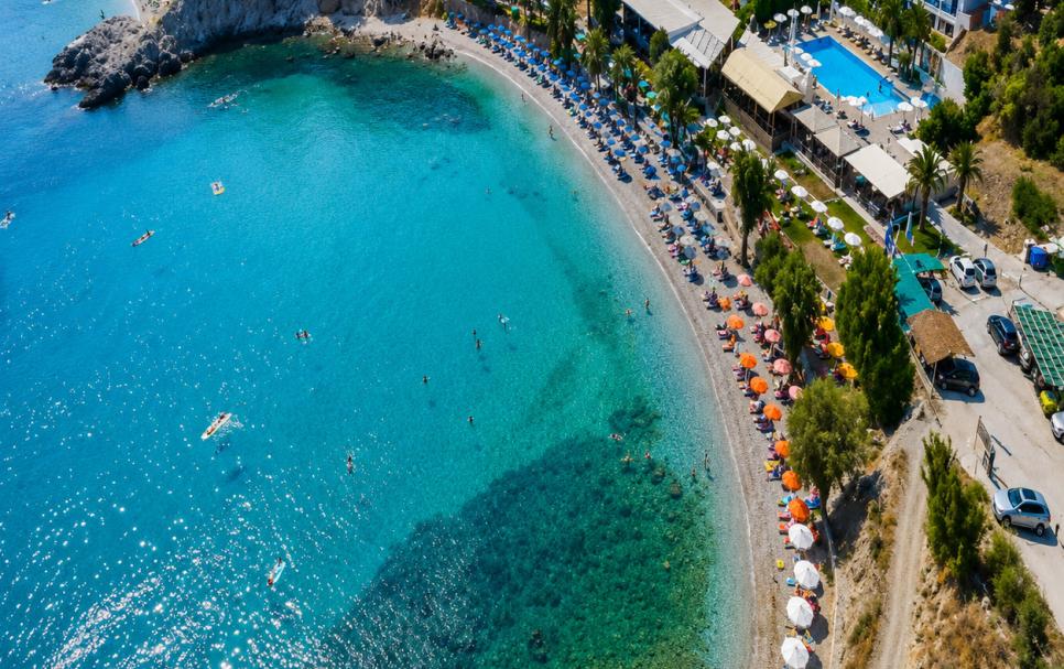 Παραλία Γλυκόριζα στο Πυθαγόρειο Σάμου με ήρεμα νερά, μικρά βότσαλα