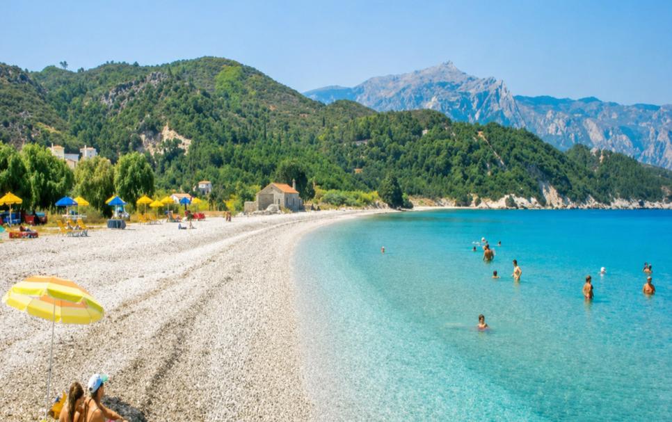 Παραλία Κέδρος στη Σάμο με μεγάλη βοτσαλωτή ακτή και καθαρά γαλάζια νερά