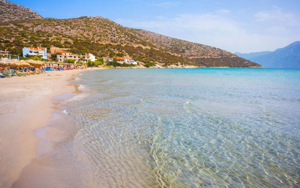 Strand Psili Ammos op Samos met goud zand en ondiep turquoise water