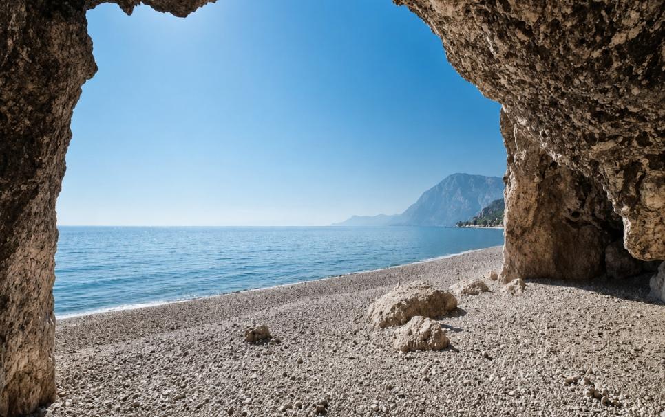 Balos Beach (Ormos Koumeikon) op Samos met kiezelstrand, helder water en kleine pier