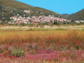 Veduta generale di Chora a Samo dal basso, con case in pietra sulla collina.