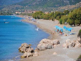 Spiaggia e villaggio di Kampos a Marathokampos, Samo, con strutture turistiche e mare calmo.