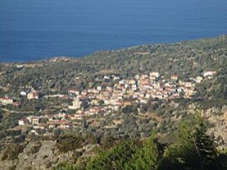 Vista da Koumaeika, Samo, con case tradizionali e orizzonte sull’Egeo.