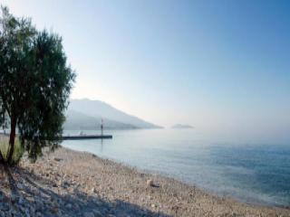 Ormos di Koumaeika a Samo con barche tradizionali e mare tranquillo.