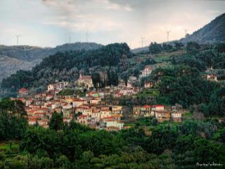 Il villaggio Lekka a Samo con case in pietra e vista sulla costa settentrionale.