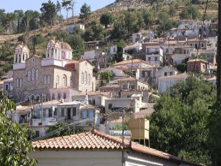 Veduta parziale di Spatharaioi a Samo con la chiesa e case in pietra immerse nella natura.