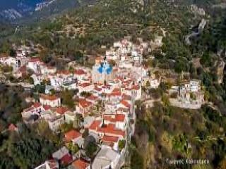Vista aerea di Skouraika a Samo tra boschi e case in pietra.