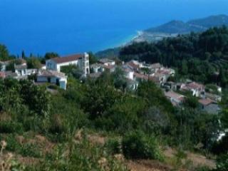 Vista aerea di Stavrinides a Samo con case in pietra e il mare sullo sfondo.