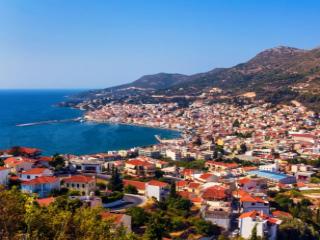 Άποψη του Βαθιού και της ανατολικής πλευράς της Σάμου, έδρα του Δήμου Ανατολικής Σάμου.