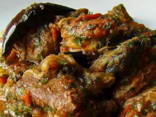 Gebratenes Zicklein mit Auberginen in Tomatensauce – traditionelles Gericht aus Samos