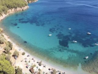 Spiaggia Mourtia a Samo con ciottoli, acqua limpida e natura incontaminata
