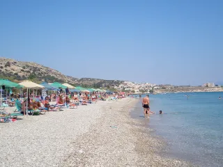 Spiaggia Potokaki a Samo con ombrelloni, beach bar e vista sul Mar Icario