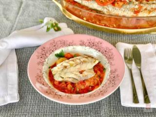 Gebackener Fisch Plaki mit Tomaten, Rosinen und Samoswein – Griechisches Inselgericht