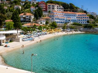 Spiaggia Gagkou a Samo con mare calmo e lettini vicino a Vathy