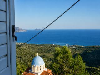 Landschaft mit Häusern und Olivenhainen in Isomata, Marathokampos, Samos.