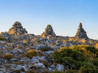 Le rovine del Castello di Lazaros sul monte Karvounis, immerse nella natura