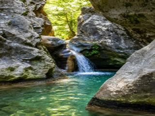Le cascate di Potami a Samo immerse nel verde