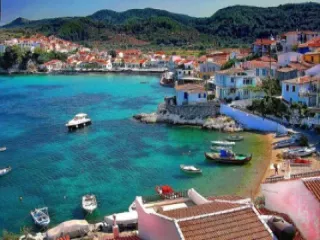 Il villaggio di Kokkari a Samo con case affacciate sul mare e vista sull’Egeo.