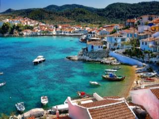 Das Dorf Kokkari auf Samos mit Häusern direkt am Meer und Blick auf die Ägäis.