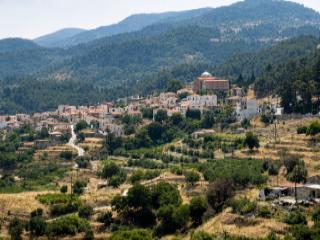 Traditionelle Häuser und Innenhöfe in Kontaiika auf Samos mit Blick auf den Karvounis.