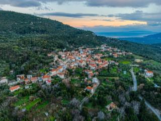 Dorf Mavratzaioi auf Samos mit traditionellen Häusern und ländlicher Umgebung.