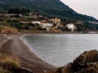 Spiaggia di Petalides (Kourountere) a Samo con costa di ciottoli e acque azzurre e limpide