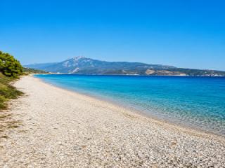 Spiaggia Mykali a Samo con ciottoli fini e vista sulla costa dell’Asia Minore