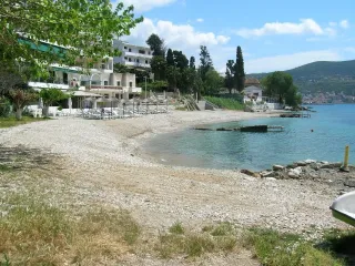 Spiaggia di Roditses a Samo con costa di ciottoli e acque azzurre e limpide