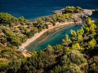 Spiaggia Tsopela a Samo con acqua limpida, paesaggio selvaggio e totale tranquillità