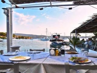 Posidonio Restaurant in Poseidonio op Samos met eten aan zee