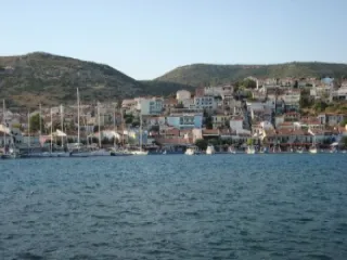 Pythagoreio è la località costiera più storica e vivace di Samo, costruita sull’antica città di Pitagora, con porto turistico, castello e atmosfera egea.