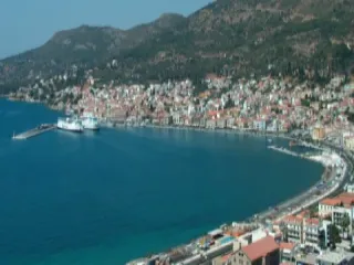 Vista panoramica di Vathy a Samo con il porto e la città attorno alla baia