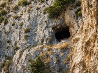 Ingresso della Grotta di Pitagora sulle pendici del Monte Kerkis a Samos